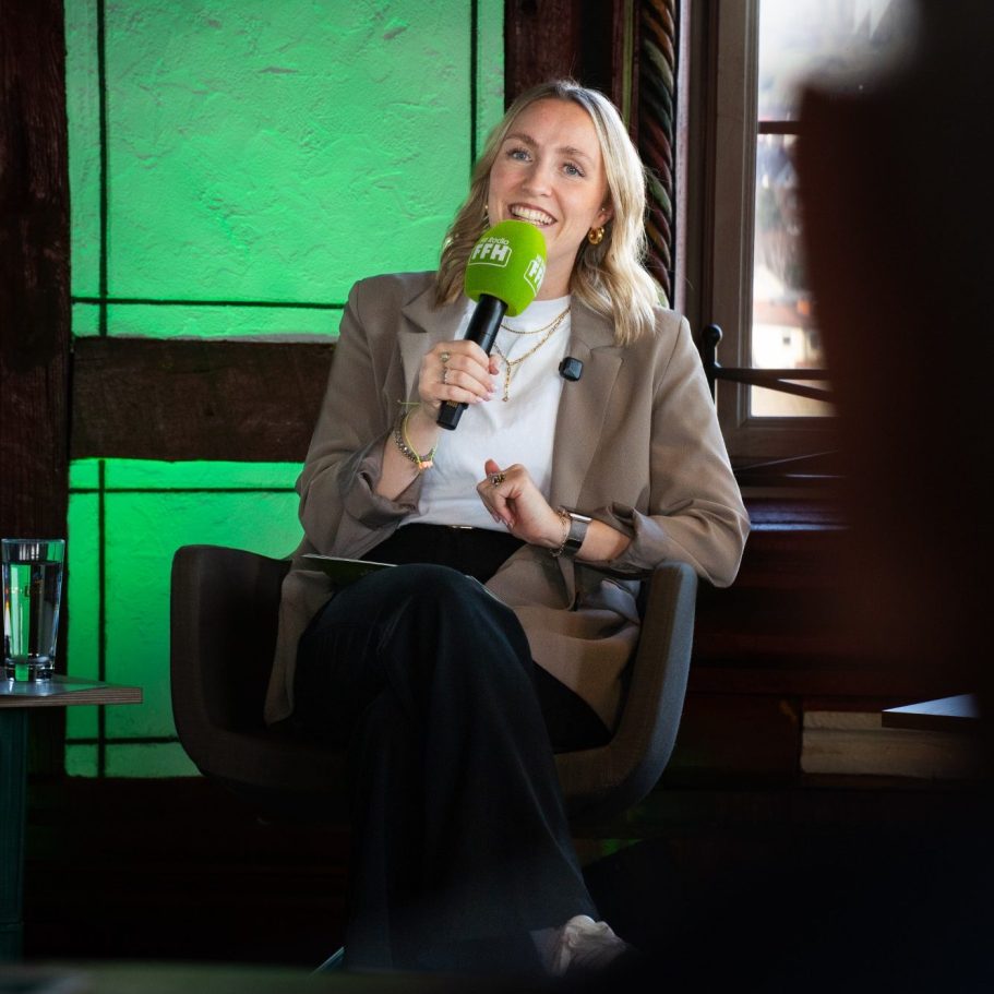 FFH-Moderatorin Anne Köppen bei einem Event zusammen mit HIT RADIO FFH und der Licher Privatbrauerei